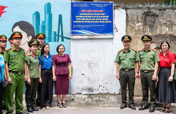 Khánh thành công trình thanh niên “Con đường bích họa – Vì An ninh Tổ quốc” tại&nbsp;đường Khúc Trì