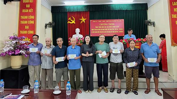 Đồng chí Trưởng Ban Xây dựng Đảng Đảng ủy phường Trần Thị Tuyết tặng quà 64 gia đình chính sách, người có công với cách mạng