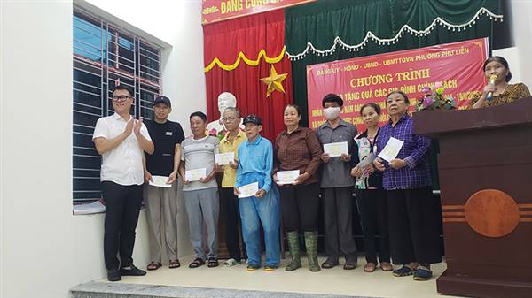 Đồng chí Phó Chủ tịch UBND phường Trần Quang Hưng tặng quà 74 đối tượng chính sách, người có công với cách mạng trên địa bàn các tổ dân phố: Hạnh Phúc, Cấp Tiến, Kiến Thiết, Vinh Quang