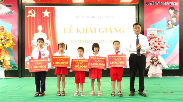 Đồng chí Phó Bí thư Đảng ủy, Chủ tịch UBND phường Phạm Văn Diện dự lễ khai giảng tại trường THCS Bắc Hà, Mầm non Hoa Cúc, Tiểu học Lý Tự Trọng