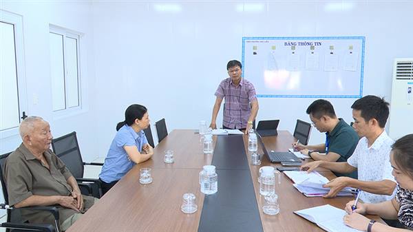 Đồng chí Chủ tịch Uỷ ban nhân dân phường Phạm Văn Diện tiếp, giải quyết đơn của gia đình ông Nguyễn Duy Hào