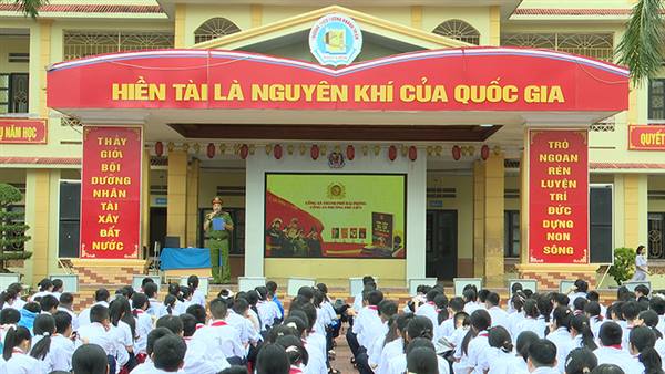 Hơn 2.000 học sinh trường THCS Lương Khánh Thiện được tuyên truyền về Luật Giao thông đường bộ, Luật An ninh mạng và phòng chống ma túy học đường