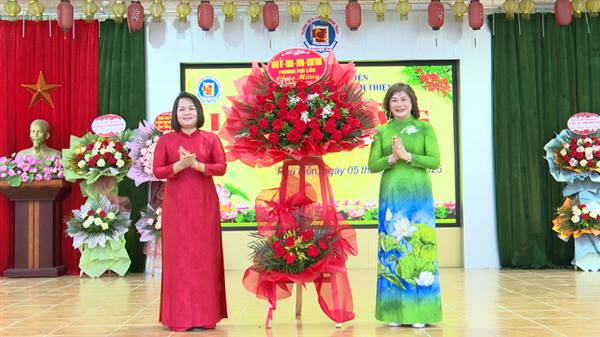Đồng chí Bí thư Đảng ủy, Chủ tịch Hội đồng nhân dân phường Bùi Thị Tuyết Mai dự lễ khai giảng tại trường THCS Lương Khánh Thiện