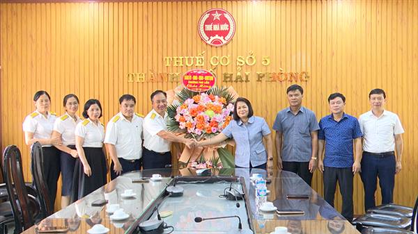 Đảng ủy – HĐND – UBND – Uỷ ban Mặt trận Tổ quốc Việt Nam phường chúc mừng Thuế cơ sở 5 nhân kỷ niệm 80 năm ngày truyền thống ngành Thuế