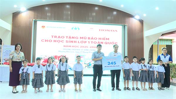 Trường Tiểu học Lê Hồng Phong tổ chức tuyên truyền an toàn giao thông và trao tặng mũ bảo hiểm cho học sinh