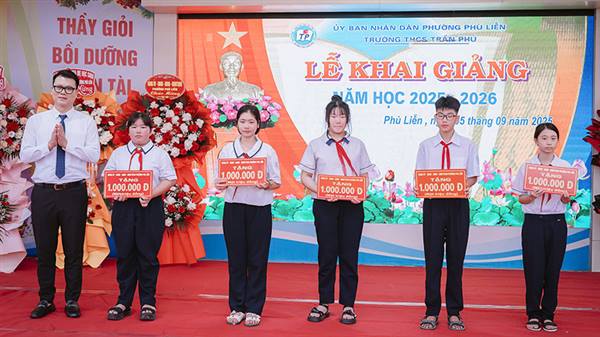 Đồng chí Trần Quang Hưng - Ủy viên Ban Thường vụ Đảng ủy phường, Phó Chủ tịch UBND phường dự khai giảng tại Trường THCS Trần Phú và Trường Tiểu học Nam Hà
