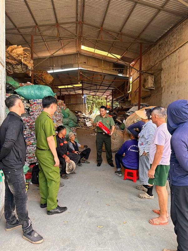 Công an phường kiểm tra công tác phòng cháy, chữa cháy và cứu nạn, cứu hộ đối với các cơ sở thu gom, tái chế phế liệu trên địa bàn phường