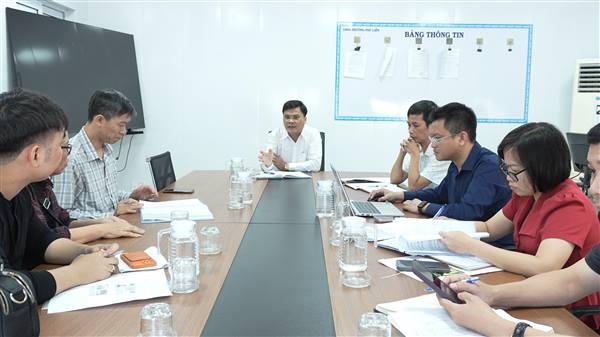 Đồng chí Phó Bí thư Đảng ủy, Chủ tịch UBND phường Phạm Văn Diện tiếp công dân, giải quyết kiến nghị của gia đình ông Vũ Duy Hiển và bà Đỗ Thị Hậu liên quan đến việc bồi thường, hỗ trợ giải phóng mặt bằng khi thu hồi đất thực hiện dự án xây dựng tuyến đường nối Quốc lộ 5 – Quốc lộ 10