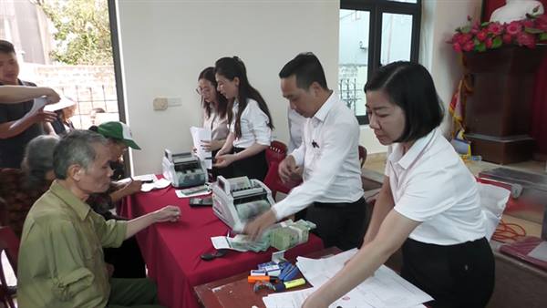 Chi trả tiền bồi thường, hỗ trợ cho các hộ dân có đất thuộc diện thu hồi thực hiện dự án đường nối Quốc lộ 5 – Quốc lộ 10 tại Nhà Văn hóa tổ dân phố Vinh Quang