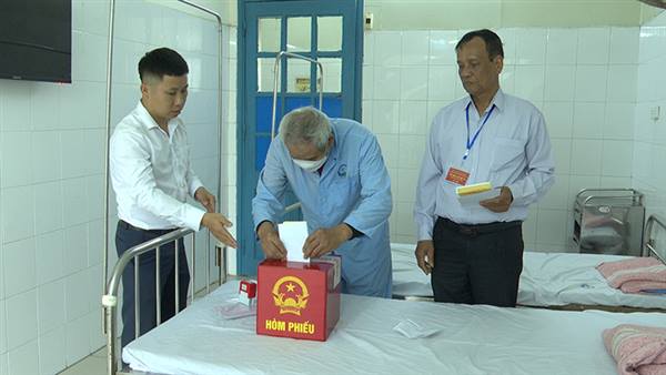 Tổ bầu cử số 14 hỗ trợ cử tri điều trị nội trú tại bệnh viện thực hiện quyền bầu cử tại Bệnh viện Phổi Hải Phòng