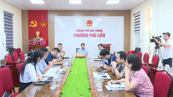 Đồng chí Chủ tịch UBND phường Phạm Văn Diện đối thoại với gia đình ông Nguyễn Văn Có trước khi ban hành quyết định cưỡng chế thu hồi đất thực hiện dự án đường nối đường Nguyễn Lương Bằng với đường Trần Nhân Tông 