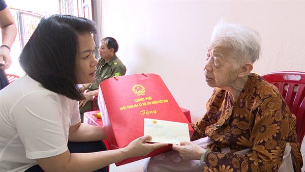 Đồng chí Bí thư Đảng ủy, Chủ tịch HĐND phường Bùi Thị Tuyết Mai trao quà của Thủ tướng Chính phủ Lê Minh Hưng tặng Mẹ Việt Nam anh hùng Phạm Thị Nhung nhân dịp kỷ niệm 51 năm Ngày Giải phóng miền Nam, thống nhất đất nước