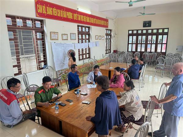 Công an phường Phù Liễn tăng cường hướng dẫn, hỗ trợ người dân cài đặt sổ sức khỏe điện tử, tài khoản an sinh xã hội trên ứng dụng VNeID và cấp tài khoản định danh điện tử mức 2 cho công dân từ 6 đến 14 tuổi