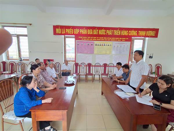 Các cơ quan chức năng làm việc với người dân tổ dân phố Kha Lâm 6 xử lý phản ánh ô nhiễm kênh Đò Vọ 