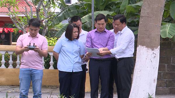 Các đồng chí lãnh đạo phường kiểm tra thực tế một số tuyến nhánh mương Đò Vọ 