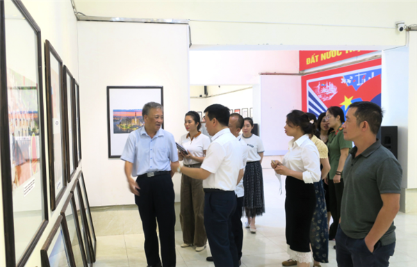 Triển lãm ảnh “Đất nước trọn niềm vui”: Kỷ niệm 51 năm ngày Giải phóng miền Nam, thống nhất đất nước và 72 năm Chiến thắng Điện Biên Phủ