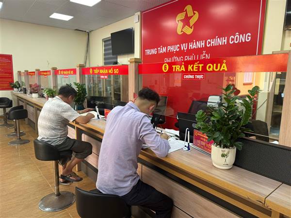 Trung tâm Phục vụ hành chính công phường duy trì làm việc trong dịp nghỉ lễ, hỗ trợ người dân làm thủ tục nhận bồi thường giải phóng mặt bằng