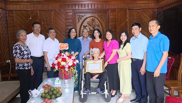 Đồng chí Bí thư Đảng ủy, Chủ tịch HĐND phường Bùi Thị Tuyết Mai trao Huy hiệu Đảng đợt 19/5/2026 tại nhà 3 đảng viên lão thành