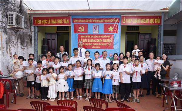 Dòng họ Nguyễn Văn biểu dương, khen thưởng học sinh đạt thành tích học tập năm học 2025-2026