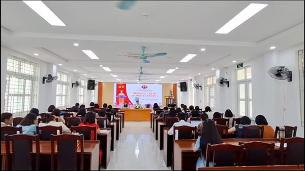 Chi bộ Trường Tiểu học Lê Hồng Phong tổ chức sinh hoạt chuyên đề “Xây dựng Trường Tiểu học Lê Hồng Phong trở thành mô hình trường học xã hội chủ nghĩa”