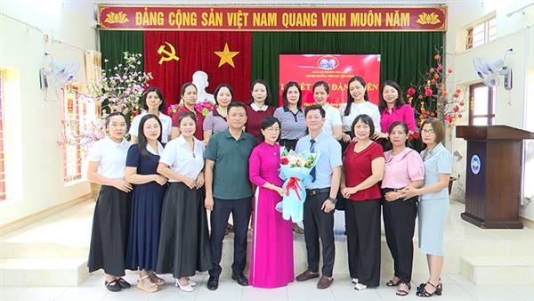 Chi bộ trường Tiểu học Kim Đồng tổ chức lễ kết nạp Đảng viên mới