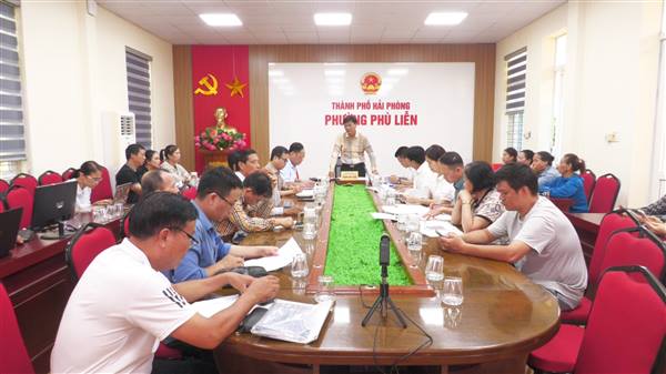 Đồng chí Phó Bí thư Đảng ủy, Chủ tịch UBND phường Phạm Văn Diện đối thoại với các hộ dân có đất thu hồi thực hiện dự án tuyến đường nối Quốc lộ 5 với Quốc lộ 10