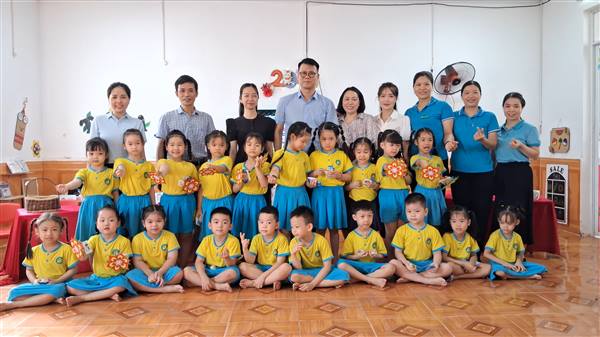 Đồng chí Phó Chủ tịch Thường trực UBND phường Trần Quang Hưng tặng quà các cháu thiếu nhi trường Mầm non Hoa Cúc nhân dịp ngày Quốc tế Thiếu nhi 1/6