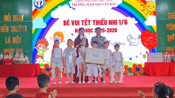 Đồng chí Phó Bí thư thường trực Đảng uỷ phường Phạm Tiến Thắng và đồng chí Phó Chủ tịch HĐND phường Lại Vĩnh Ngọc thăm, tặng quà các bé trường Mầm non Văn Đẩu nhân dịp ngày Quốc tế thiếu nhi 1/6