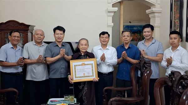 Đồng chí Phó Bí thư Thường trực Đảng ủy phường Phạm Tiến Thắng trao Huy hiệu Đảng tại nhà tặng 6 đảng viên cao tuổi, sức khỏe yếu