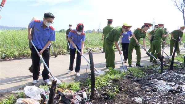 Ra quân thu dọn rác thải tại khu vực Cống Cẩn