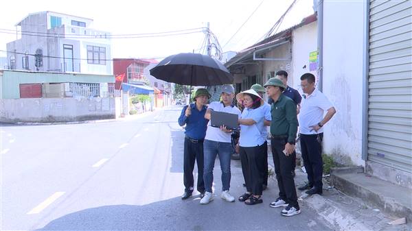 Thường trực Đảng ủy phường kiểm tra thực tế tại các khu vực giáp ranh giữa địa bàn phường với các địa phương khác