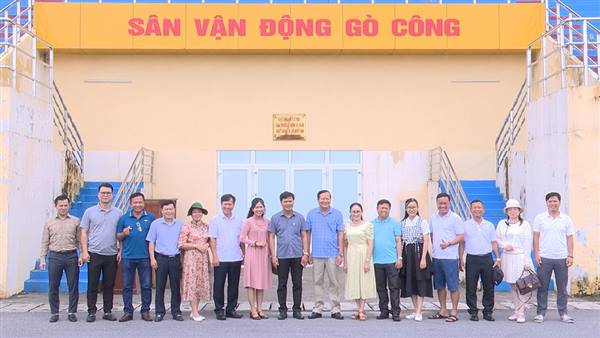 Đoàn công tác của 4 phường: Gò Công, Sơn Qui, Long Thuận, Bình Xuân (tỉnh Đồng Tháp) thăm, làm việc tại sân vận động Gò Công và Nhà thi đấu thể thao đa năng phường