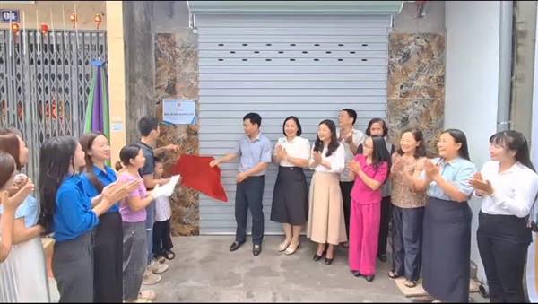 Khánh thành “Nhà Khăn quàng đỏ” tặng gia đình em Nguyễn Tuệ Lâm - học sinh có hoàn cảnh khó khăn tổ dân phố số 1