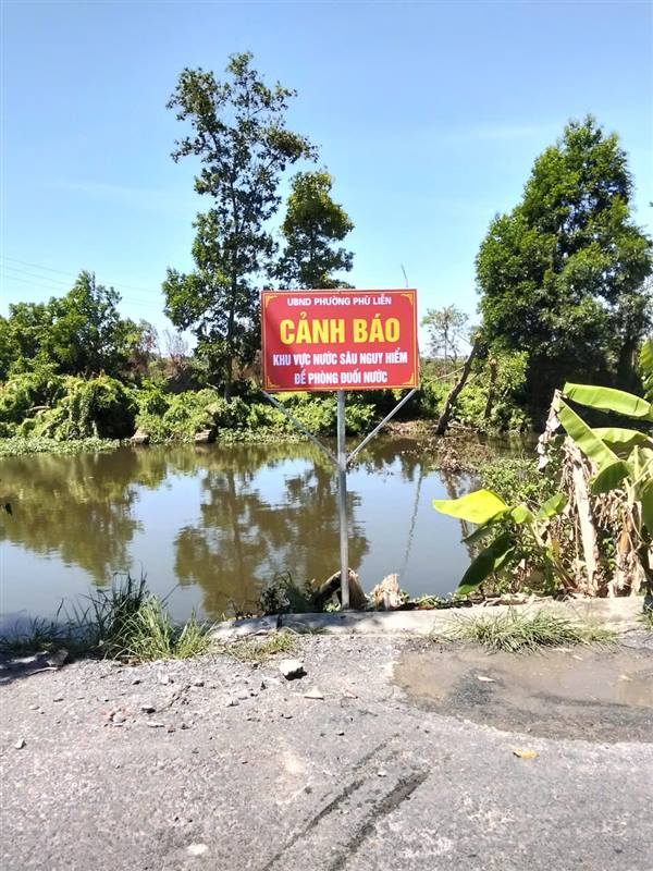 UBND phường cắm biển cảnh báo đuối nước tại 15 điểm khu vực nước sâu