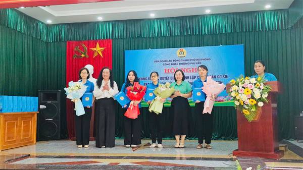 Công đoàn phường tổ chức hội nghị công bố các quyết định kết nạp đoàn viên, thành lập công đoàn cơ sở; trao quà Tháng Công nhân năm 2026; trao trợ cấp đoàn viên mắc bệnh hiểm nghèo và tập huấn nghiệp vụ công tác công đoàn cơ sở năm 2026