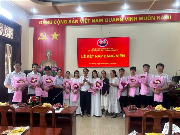 Chi bộ Trường THPT Phan Đăng Lưu kết nạp Đảng cho 10 học sinh ưu tú