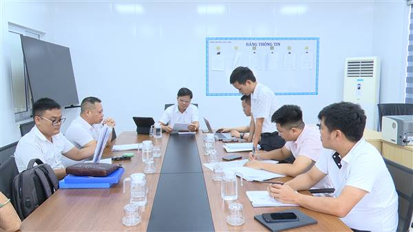 Đồng chí Chủ tịch UBND phường Phạm Văn Diện tiếp, giải quyết đơn của ông Đào Văn Bẩy về việc tạm dừng tiếp nhận và trả hồ sơ đề nghị cấp Giấy chứng nhận quyền sử dụng đất lần đầu đối với bà Phạm Thị Mây