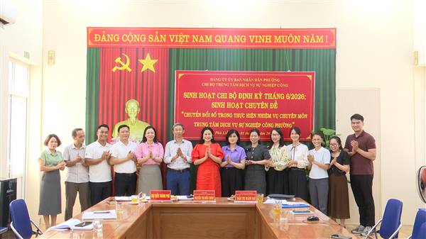 Chi bộ Trung tâm Dịch vụ sự nghiệp công phường tổ chức sinh hoạt chuyên đề “Chuyển đổi số trong thực hiện nhiệm vụ chuyên môn”