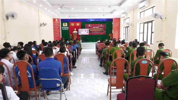 Phường Phù Liễn hưởng ứng chiến dịch mùa hè số cùng VNeID, hướng dẫn công dân số, đồng hành cùng nhân dân thực hiện đề án. Hội nghị được kết nối trực tuyến đến các xã, phường, đặc khu toàn thành phố
