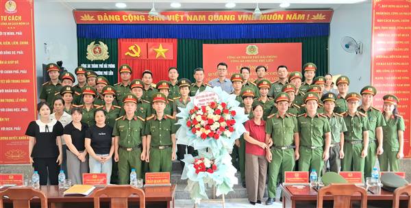 Công an phường Phù Liễn công bố quyết định thăng cấp bậc hàm, nâng lương và công tác cán bộ năm 2026