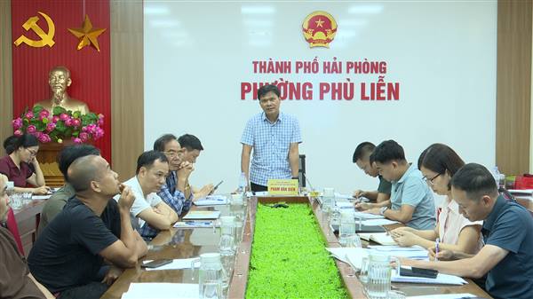 Đồng chí Phó Bí thư Đảng ủy, Chủ tịch UBND phường Phạm Văn Diện họp lấy ý kiến các hộ dân có đất thu hồi thực hiện Dự án tuyến đường nối Quốc lộ 5 với Quốc lộ 10