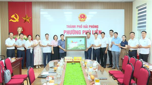 Đoàn công tác xã Nghi Lộc, tỉnh Nghệ An làm việc với phường Phù Liễn trao đổi kinh nghiệm trong công tác cải cách hành chính và chuyển đổi số