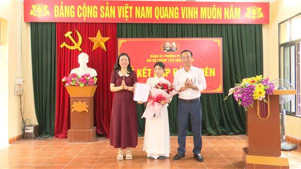 Chi bộ Trung tâm Giáo dục nghề nghiệp – Giáo dục thường xuyên kết nạp Đảng viên là học sinh tiêu biểu