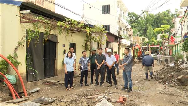 Thường trực Đảng ủy phường kiểm tra thực tế tiến độ triển khai các công trình, dự án đầu tư xây dựng trên địa bàn phường