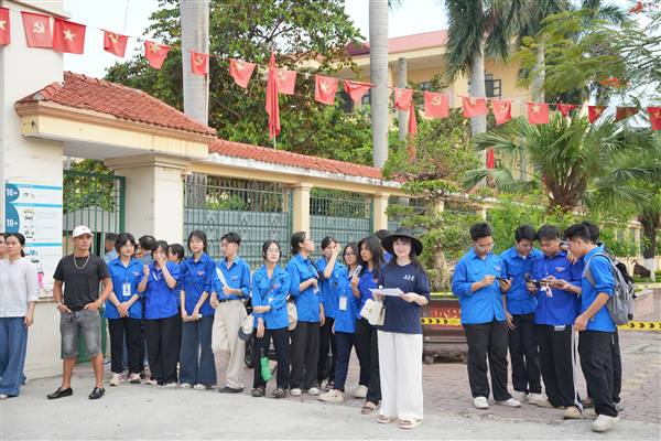 Tuổi trẻ phường Phù Liễn tiếp sức thí sinh tham dự kỳ thi tốt nghiệp THPT năm 2026
