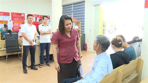 Đồng chí Bí thư Đảng ủy, Chủ tịch HĐND phường Bùi Thị Tuyết Mai và đồng chí Phó Bí thư Đảng ủy, Chủ tịch UBND phường Phạm Văn Diện kiểm tra việc vận hành Cổng Dịch vụ công quốc gia tại Trung tâm Phục vụ hành chính công phường
