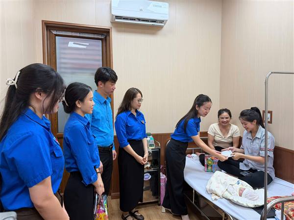 Đoàn Thanh niên phường phối hợp với Đoàn Thanh niên và Công đoàn Bệnh viện Kiến An tổ chức khám bệnh miễn phí, tặng quà bệnh nhi có hoàn cảnh khó khăn