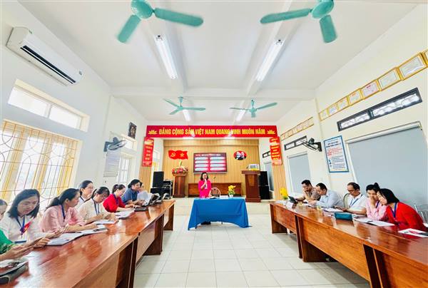 Chi bộ Trường Tiểu học Nam Hà sinh hoạt chuyên đề “Xây dựng trường học hạnh phúc gắn với mục tiêu phát triển con người xã hội chủ nghĩa”