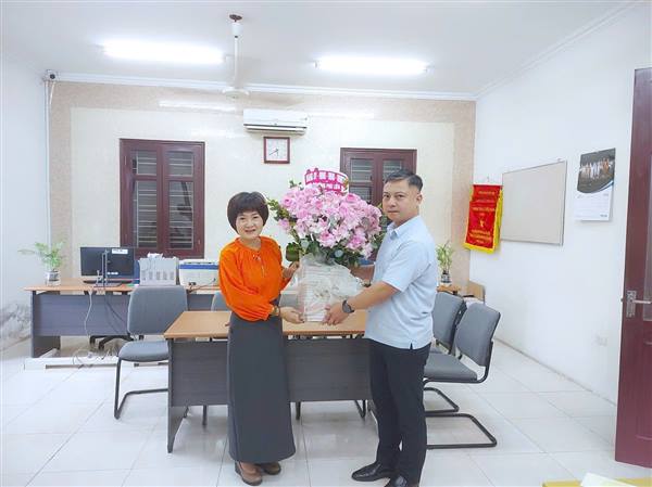 Đồng chí Lại Vĩnh Ngọc – Uỷ viên BTV Đảng ủy, Phó Chủ tịch HĐND phường và đồng chí Mai Thế Ngọc - Uỷ viên BTV Đảng ủy, Phó Chủ tịch UBND phường chúc mừng các cơ quan báo chí nhân kỷ niệm 101 năm Ngày Báo chí Cách mạng Việt Nam