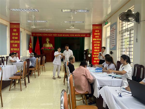 Đông đảo người cao tuổi phường Phù Liễn được khám sức khỏe, sàng lọc bệnh miễn phí 
